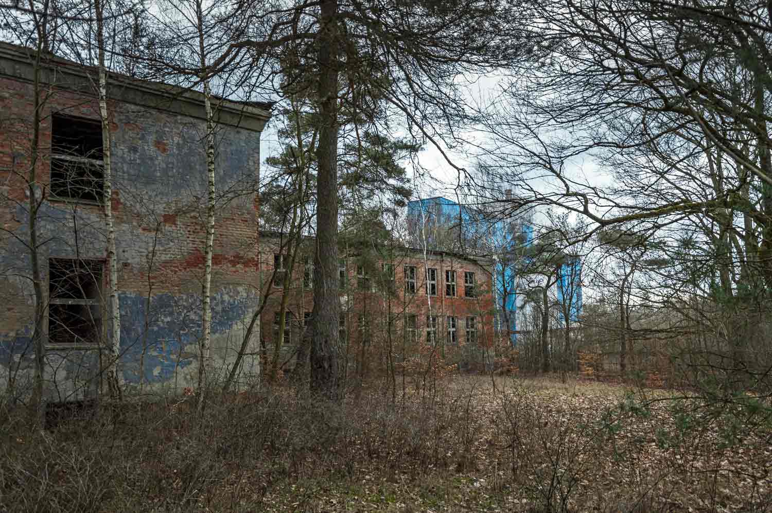 Blick von den Resten der Fliegerschule zur schemenhaft erkennbaren Müllverbrennungs-Anlage