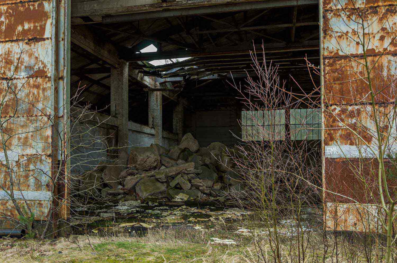 Betonbruch in einem Hangar