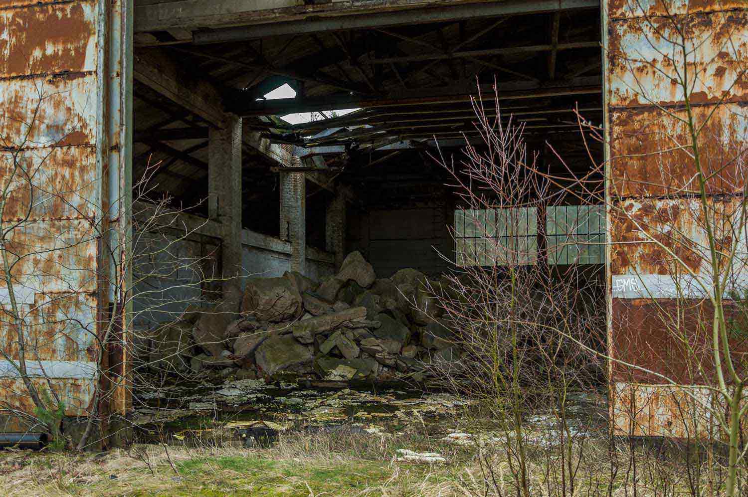 Betonbruch in einem Hangar