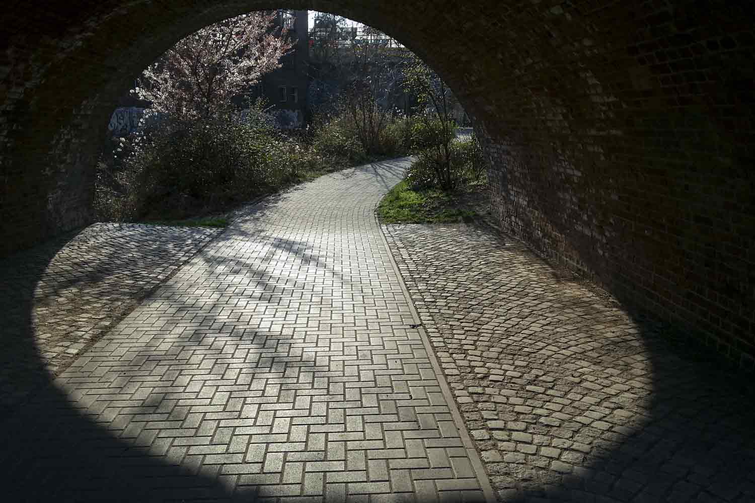 Sonnenlicht unter Brückenbogen