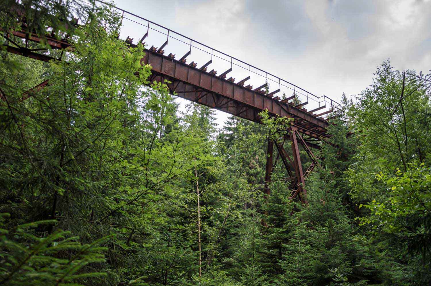 Blick empor zur Brücke