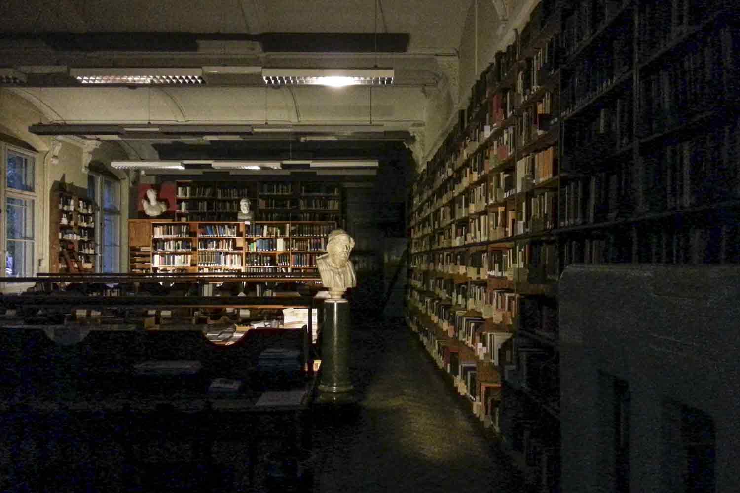 Geschichten über ZeitBrüche könnten Bände füllen Großaufnahme Buchseiten