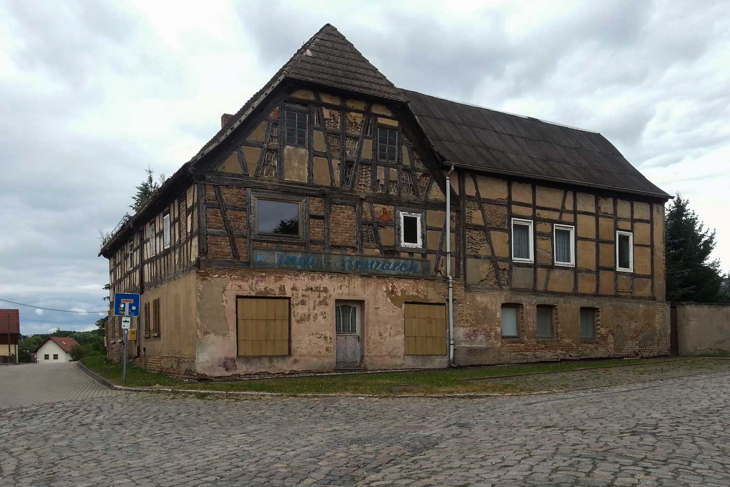 Verlassenes Haus mit geschlossenem Industriewaren-Laden auf dem Lande Verlassenes Haus