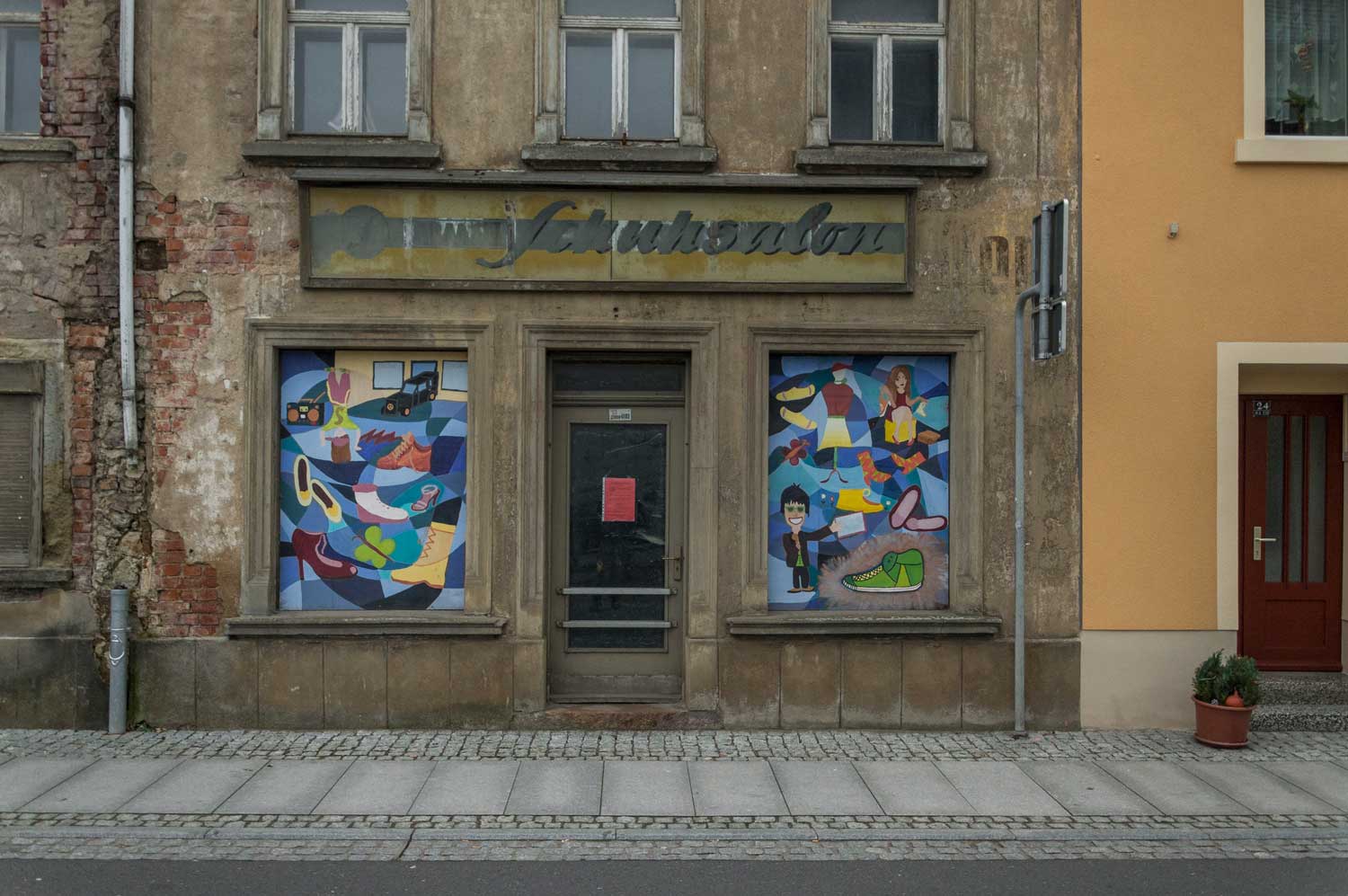 Farblich aufgepepptes Schaufenster im innerstädtischen Niemandsland Künstliches Schaufenster