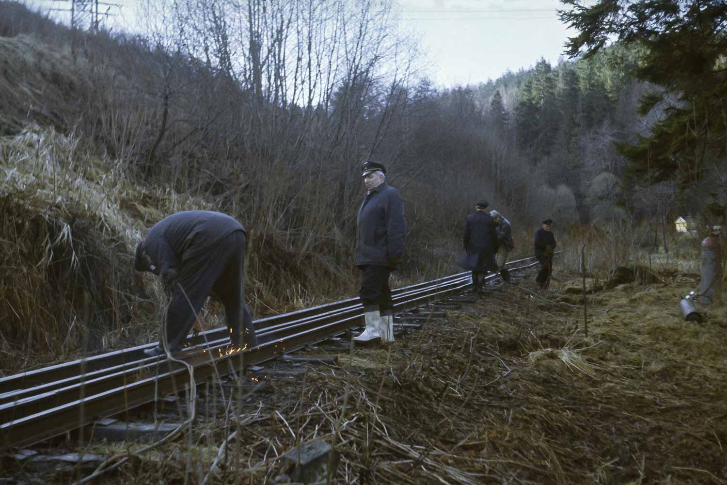 Streckendemontage in Höhe des heutigen Haltepunktes Wildbach Arbeitstrupp im Gleis