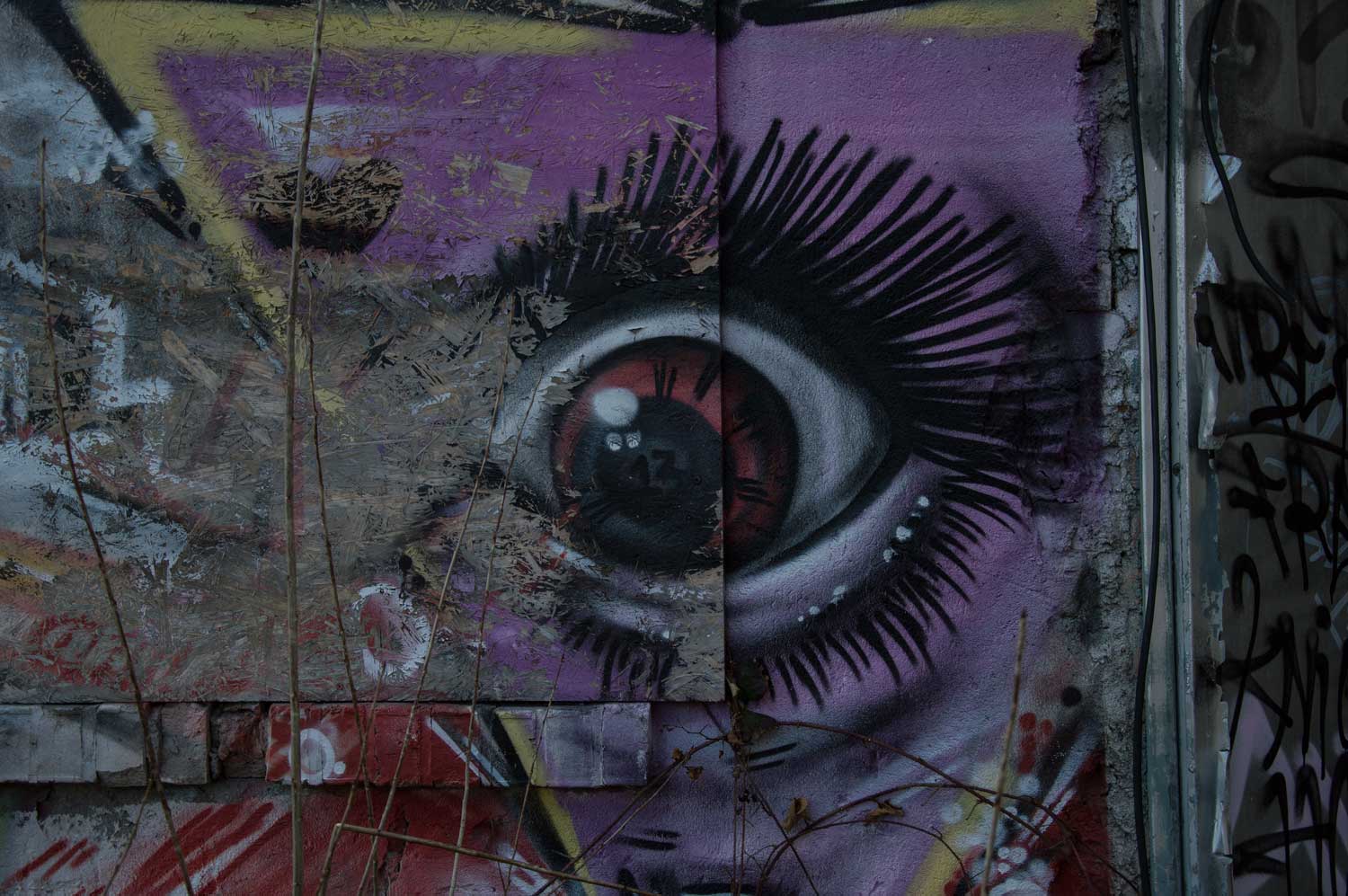 Schnell erhält auch eine Mauer etwas persönliches Graffiti-Auge