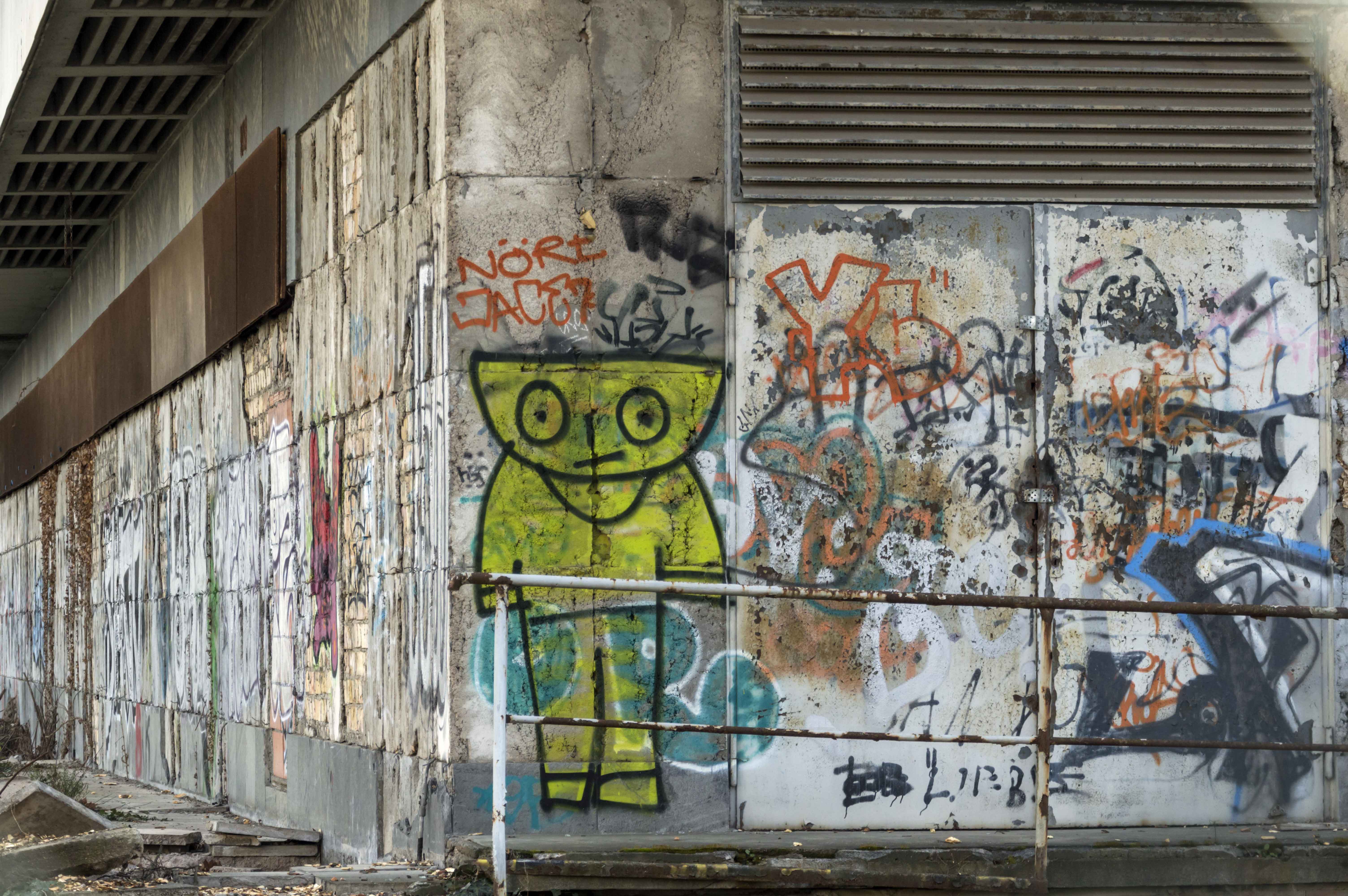 Ein Schüsselkopf-Männchen an der Ruine des Gästehauses am Zetkin-Park Graffiti Gästehaus-Ruine