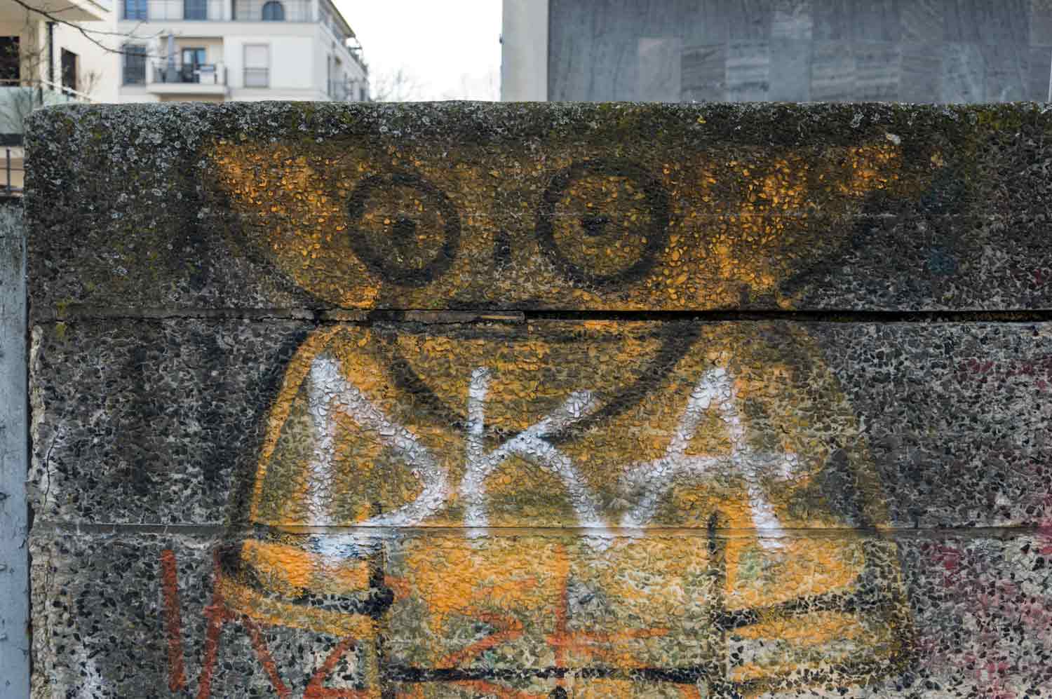 Schüsselkopf-Männchen an der Baustelle Gästehaus am Park Graffiti Betonsegment