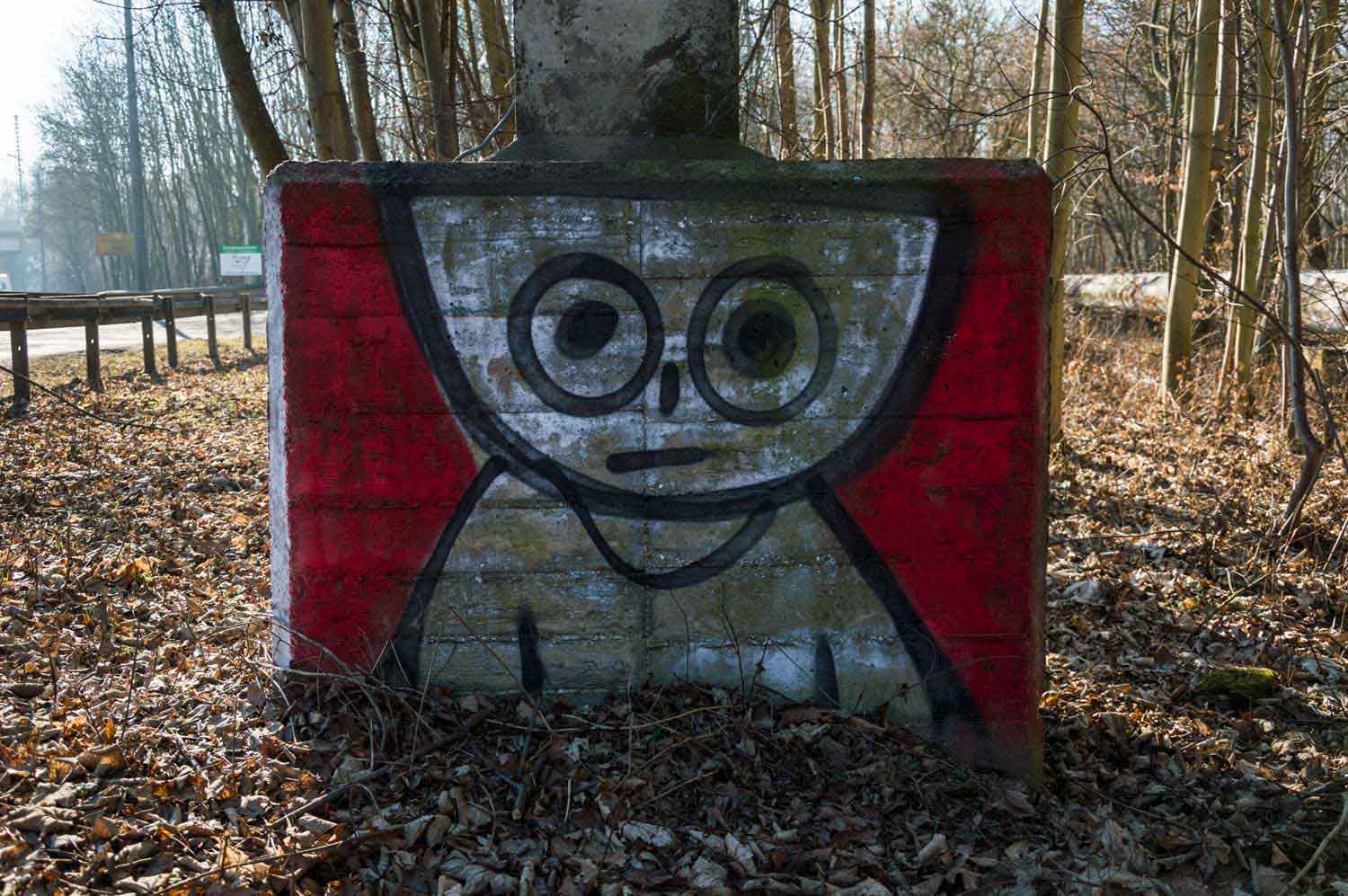 Schüsselkopf-Männchen an der B 2 in Connewitz Graffiti an Fernverkehrsstraße