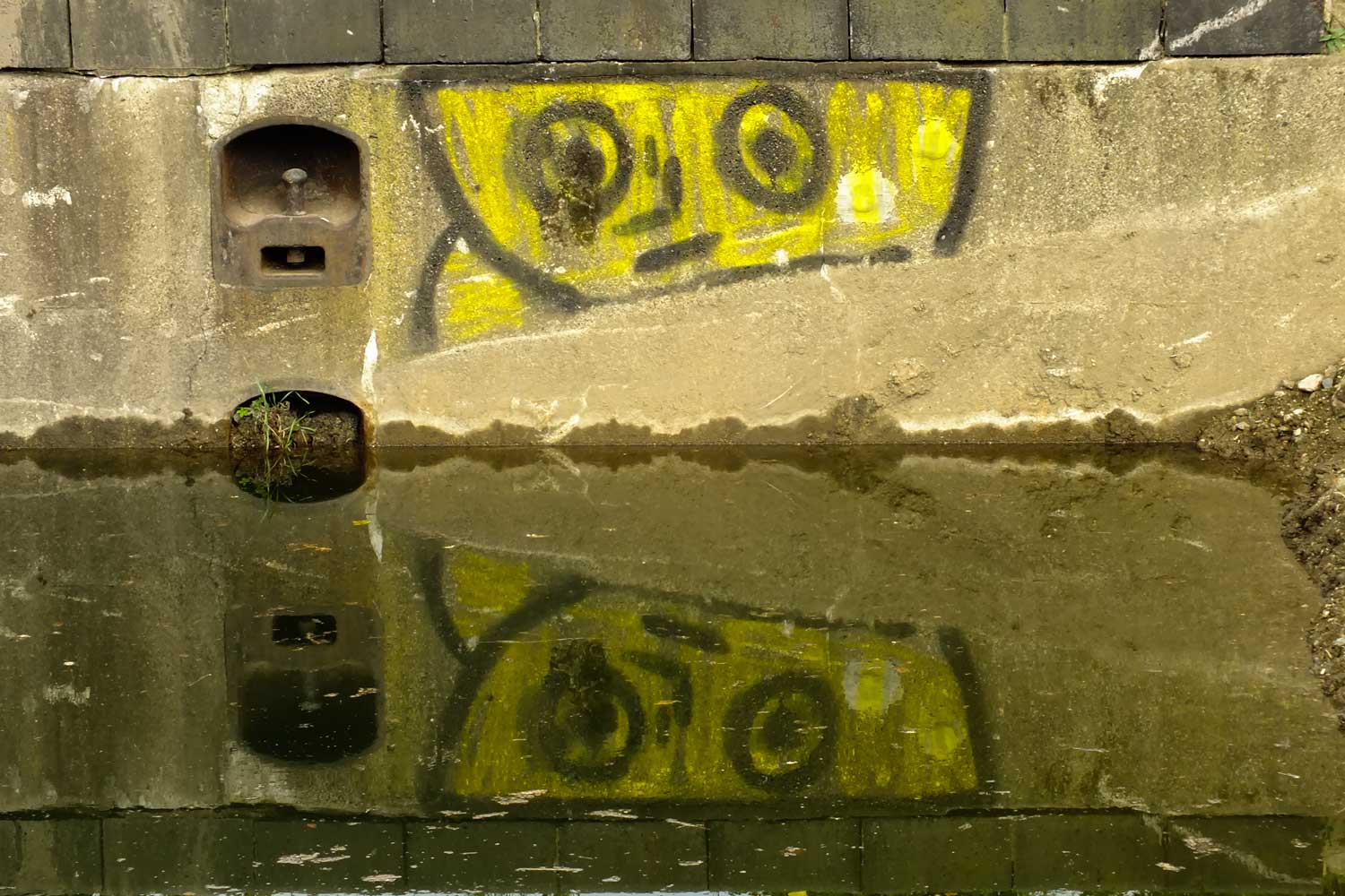 Noch vorhandenes Schüsselkopf-Männchen am Lindenauer Hafenbecken Graffiti am Hafenbecken