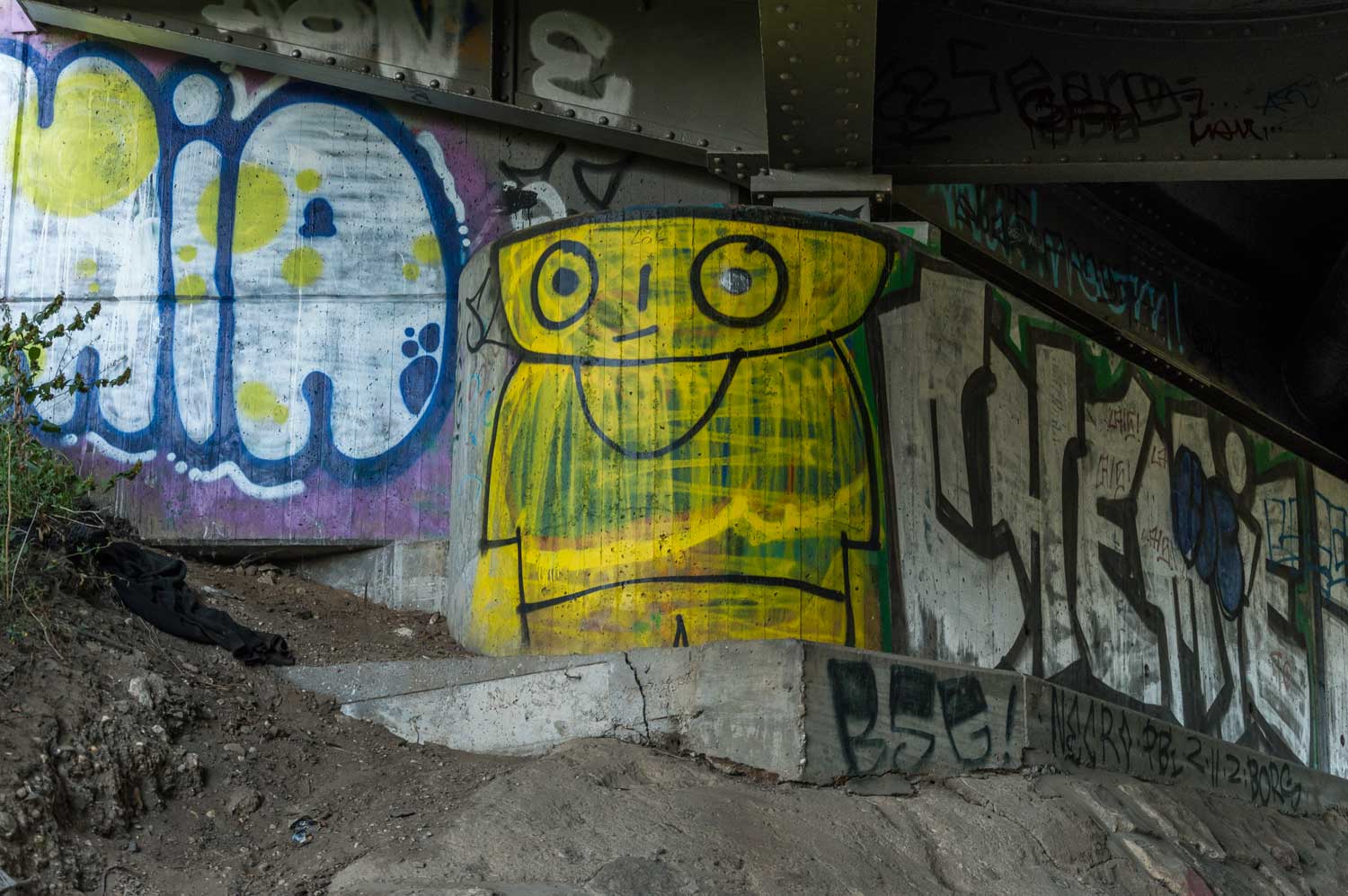 Schüsselkopf-Männchen unter der Eisenbahnüberführung Merseburger Straße Graffiti an Eisenbahnbrücke