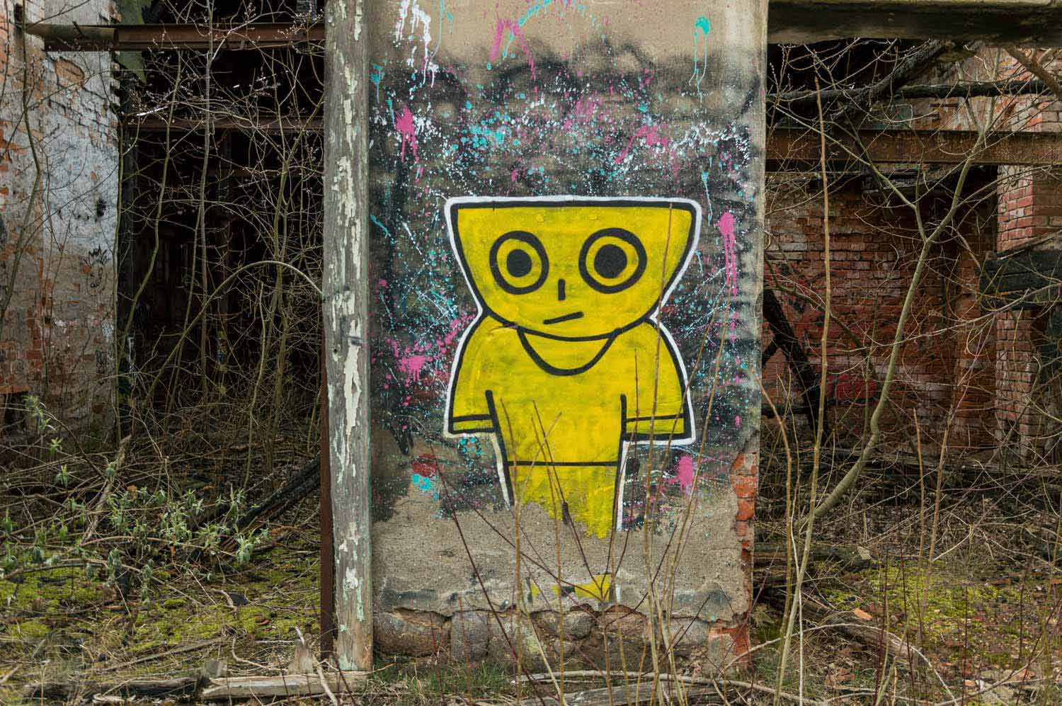 Schüsselkopf-Männchen in gelb bei Gurken-Schumann Graffiti-Männchen in gelb