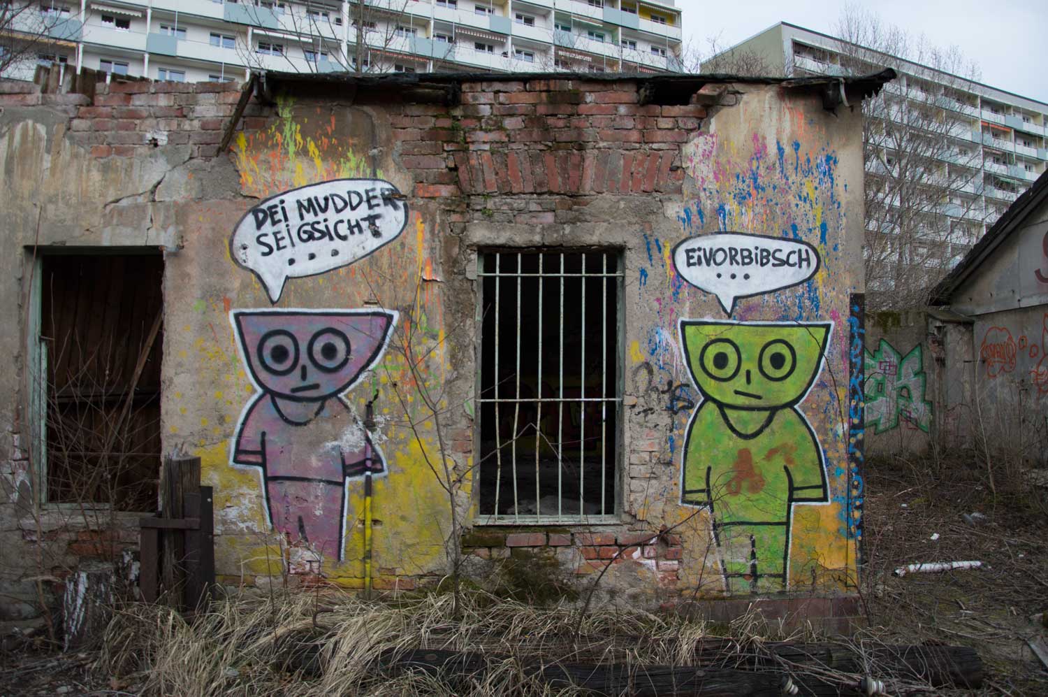 Teile der Anlage präsentieren sich als große Freiluft-Galerie Graffiti mit Sprechblase