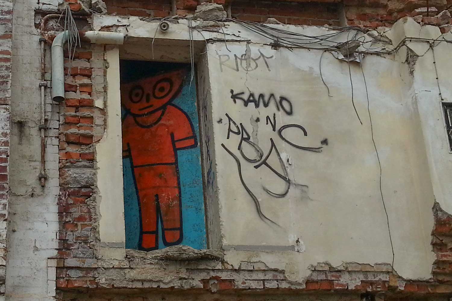Schüsselkopf-Männchen an der Fassade auf dem Swiderski-Areal Graffiti Swiderski