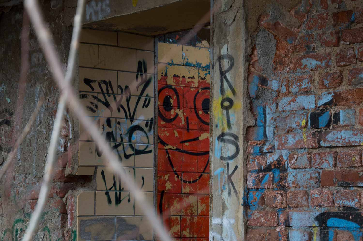 Ein Schüsselkopf-Männchen im finsteren Gang Graffiti in Gang