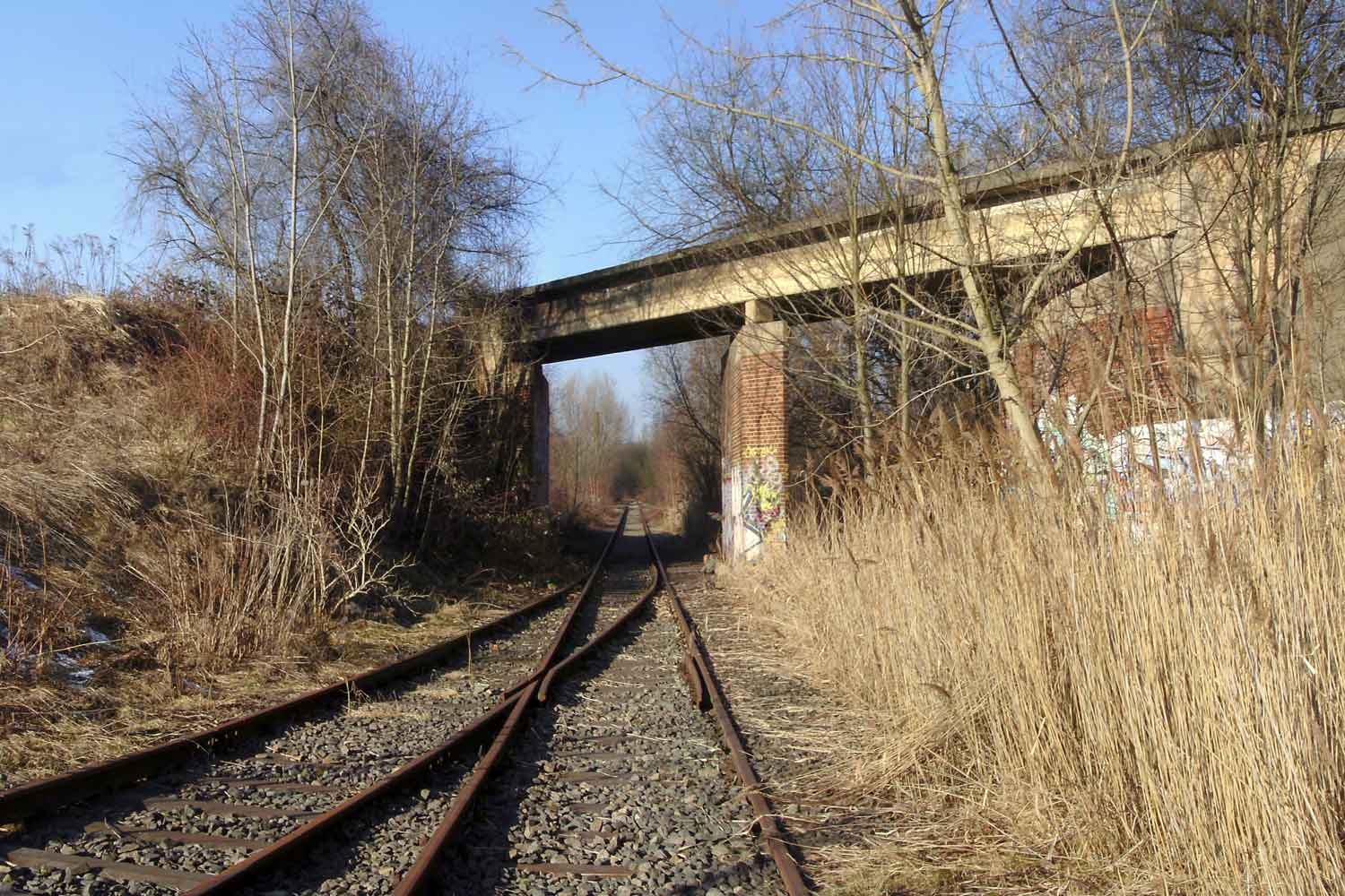 Feldbahnbrücke über Anschlussgleis PX Gleisrest und Eisenbahnbrücke