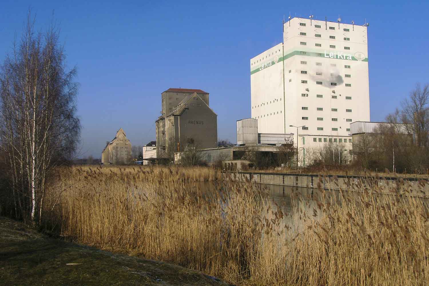 Das Hafenbecken als Naturrefugium Speichergebäude am Hafenbecken