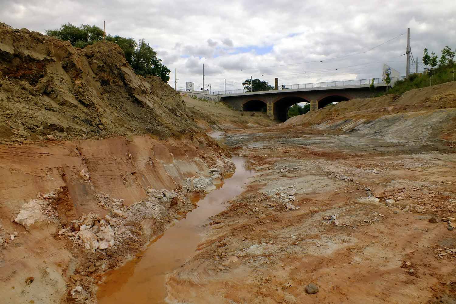 Ausgeschachtetes künftiges Kanalbett an der Luisenbrücke Vorbereitetes Kanalbett