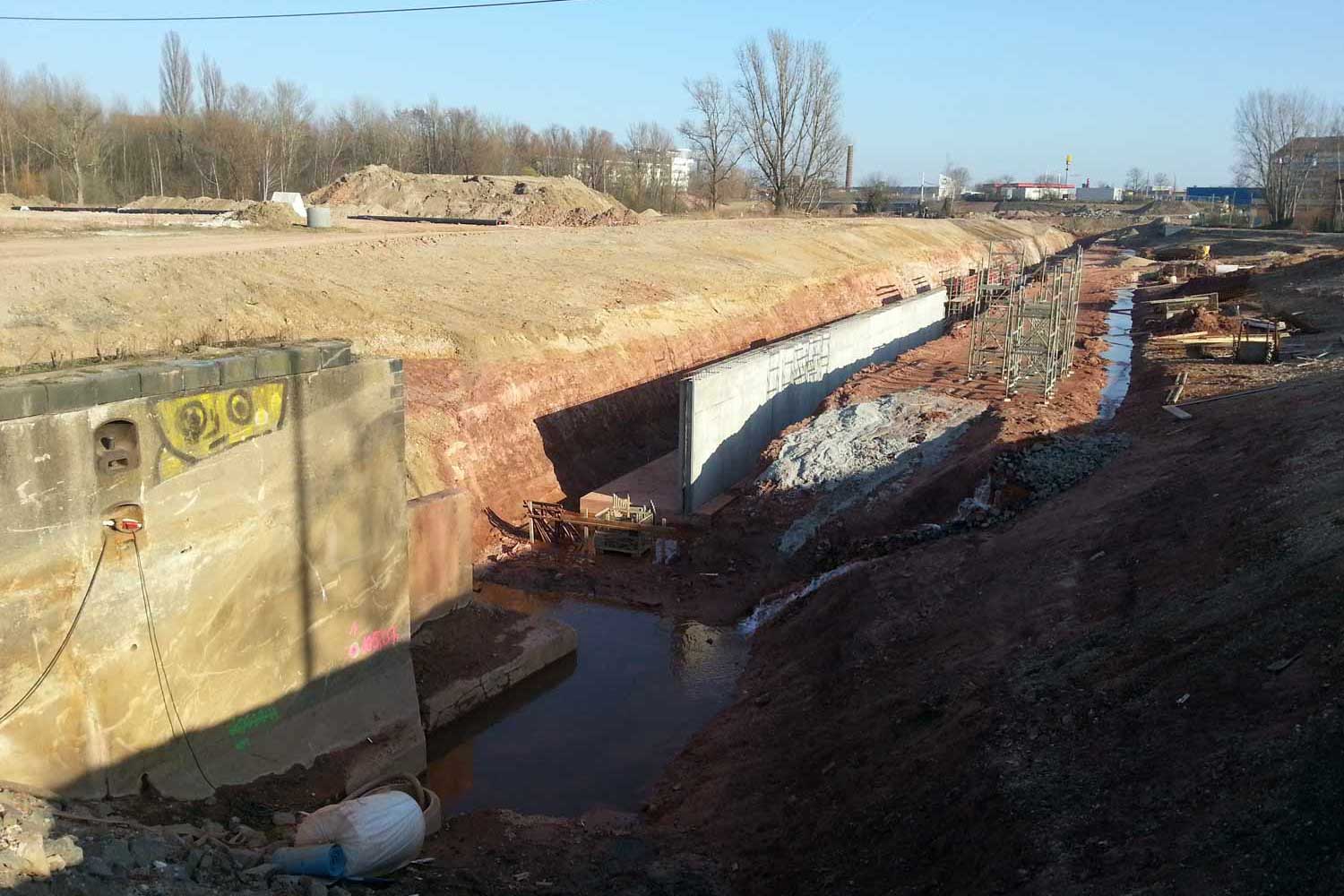 Baustelle der Hafenmauer kurz nach Baubeginn Bau der Hafenmauer