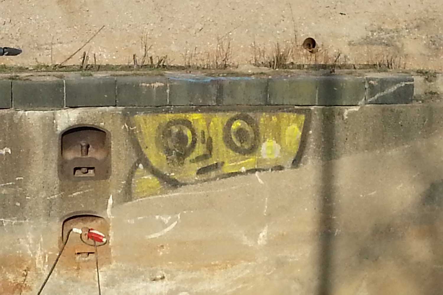 Graffiti an Hafenmauer
