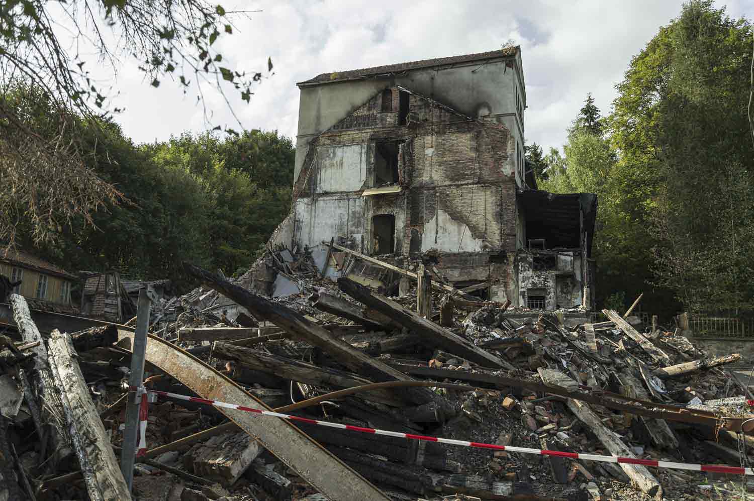 Das benachbarte ehemalige 'Kurhaus Meves' Brandfläche und Hotelruine