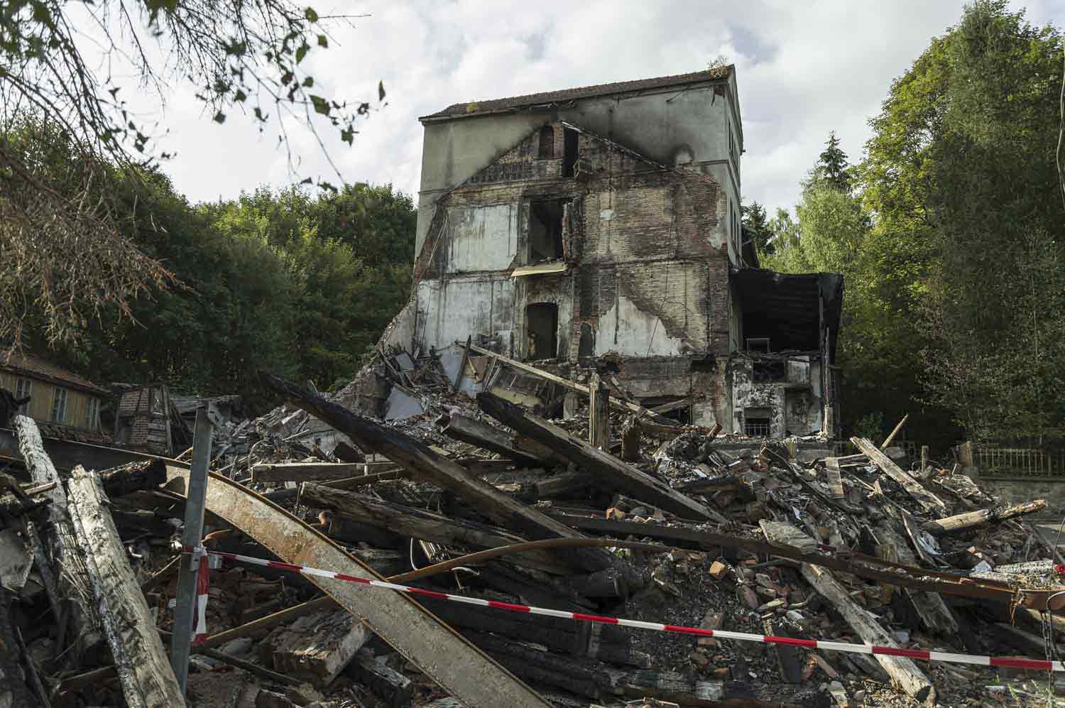 Brandfläche und Hotelruine