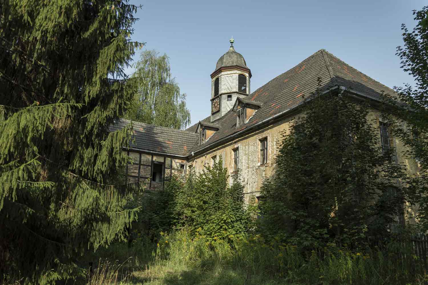 Hofseite der Hüttenverwaltung versinkt in der Natur Hofseite Hüttenverwaltung