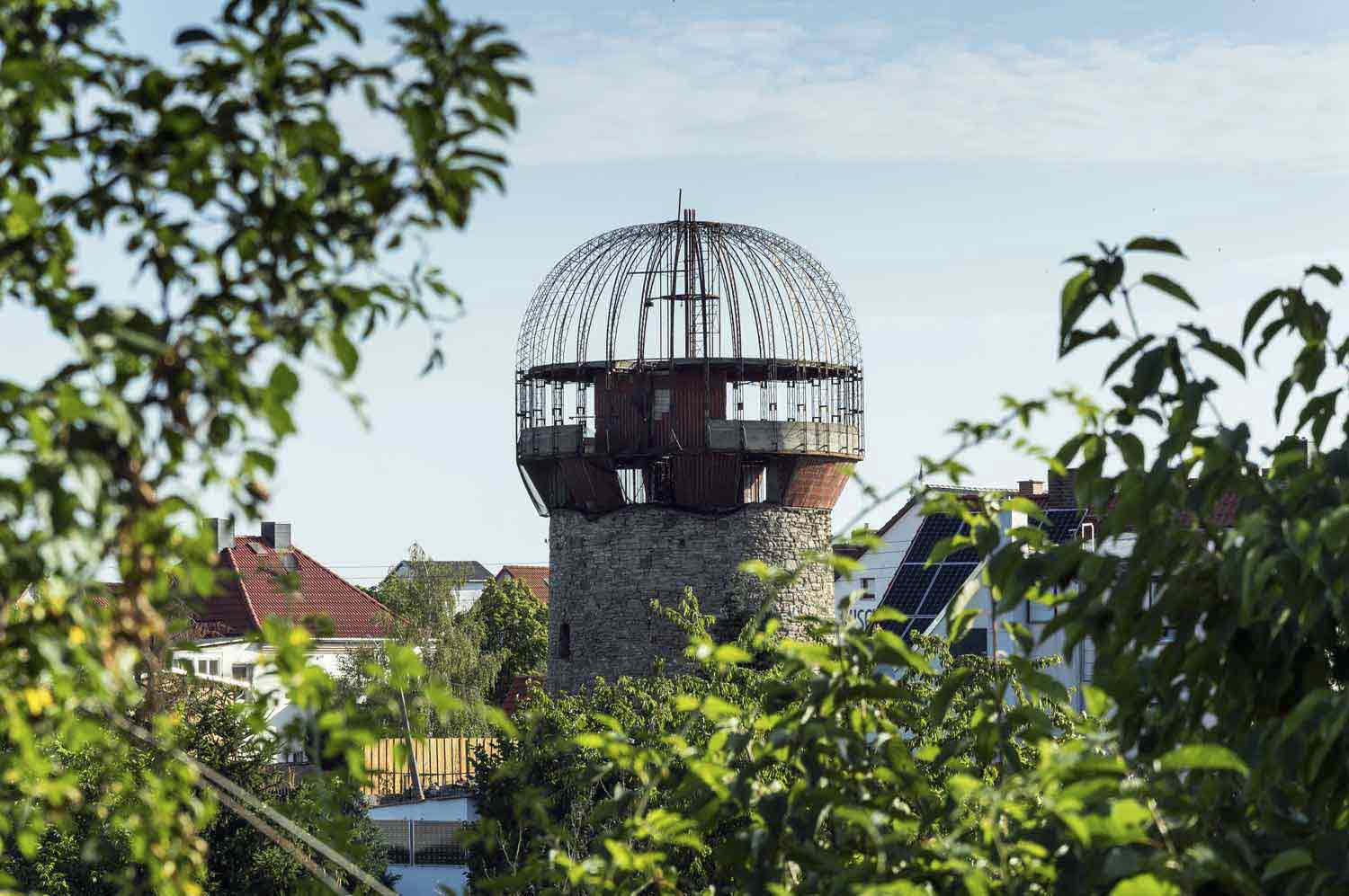 Die Reste der ehemaligen Windmühle in Rieder Mühlensockel im Wohngebiet