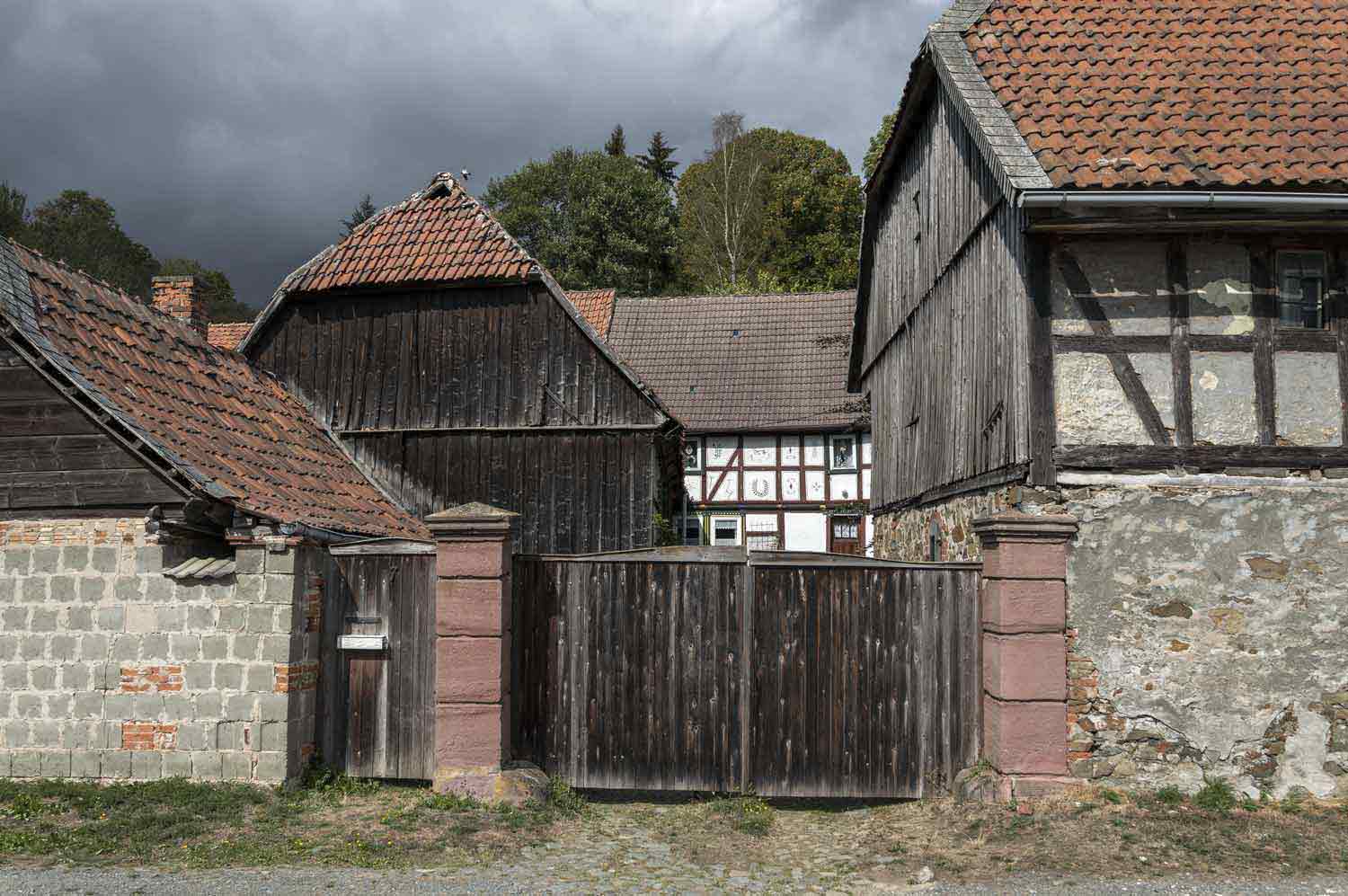 Hofgebäude in einem kleinen Ort abseits der Touristenströme Blick auf Hofgebäude