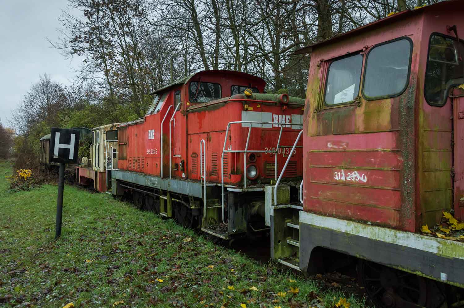 312 233, 345 032 und LKM 261204 im Herbst 2019 bei der Draisinenbahn Mittenwalde Rangierdiesel auf Abstellgleis