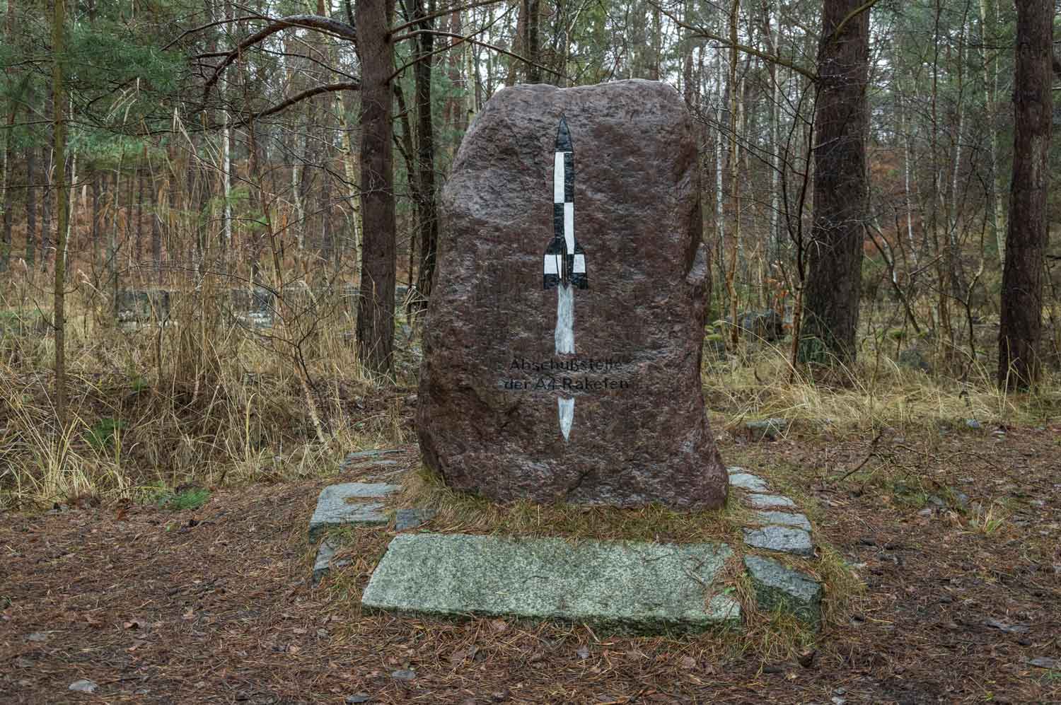 Gedenkstein mit Rakete