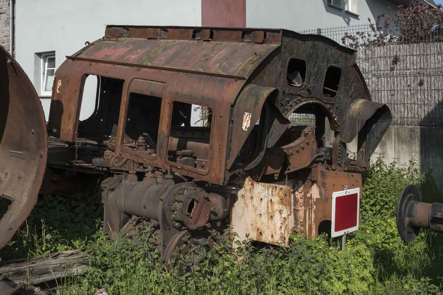 Wasserkästen und Aschkasten der Lok 94 1184 im Jahr 2023 in Ilmenau Lokteile im Freien