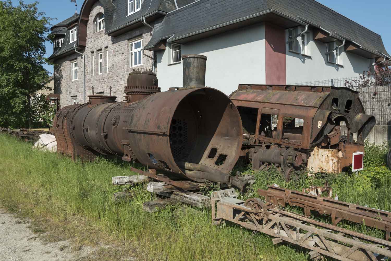 Teile der Lok 94 1184 als großformatiges Puzzle im Jahr 2023 in Ilmenau Kessel einer Dampflok