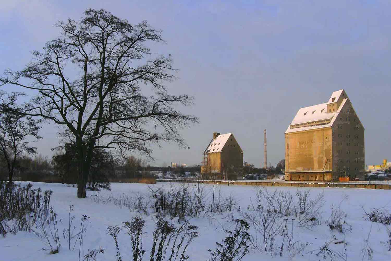 Speichergebäude im Schnee