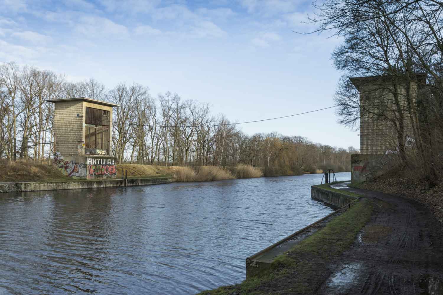 Reste des Sperrbauwerkes, die Tore gelangten nach dem Krieg an den Mittelland-Kanal Sperrtorreste Elster-Saale-Kanal