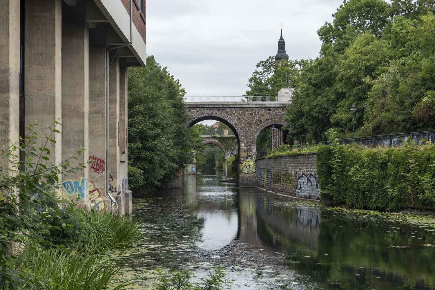 Karl-Heine-Kanal mit Stelzenhaus und Weißenfelser Brücke Kanal am Stelzenhaus