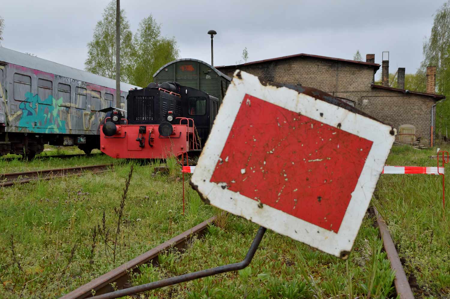 Kleinlok hinter Wärterscheibe