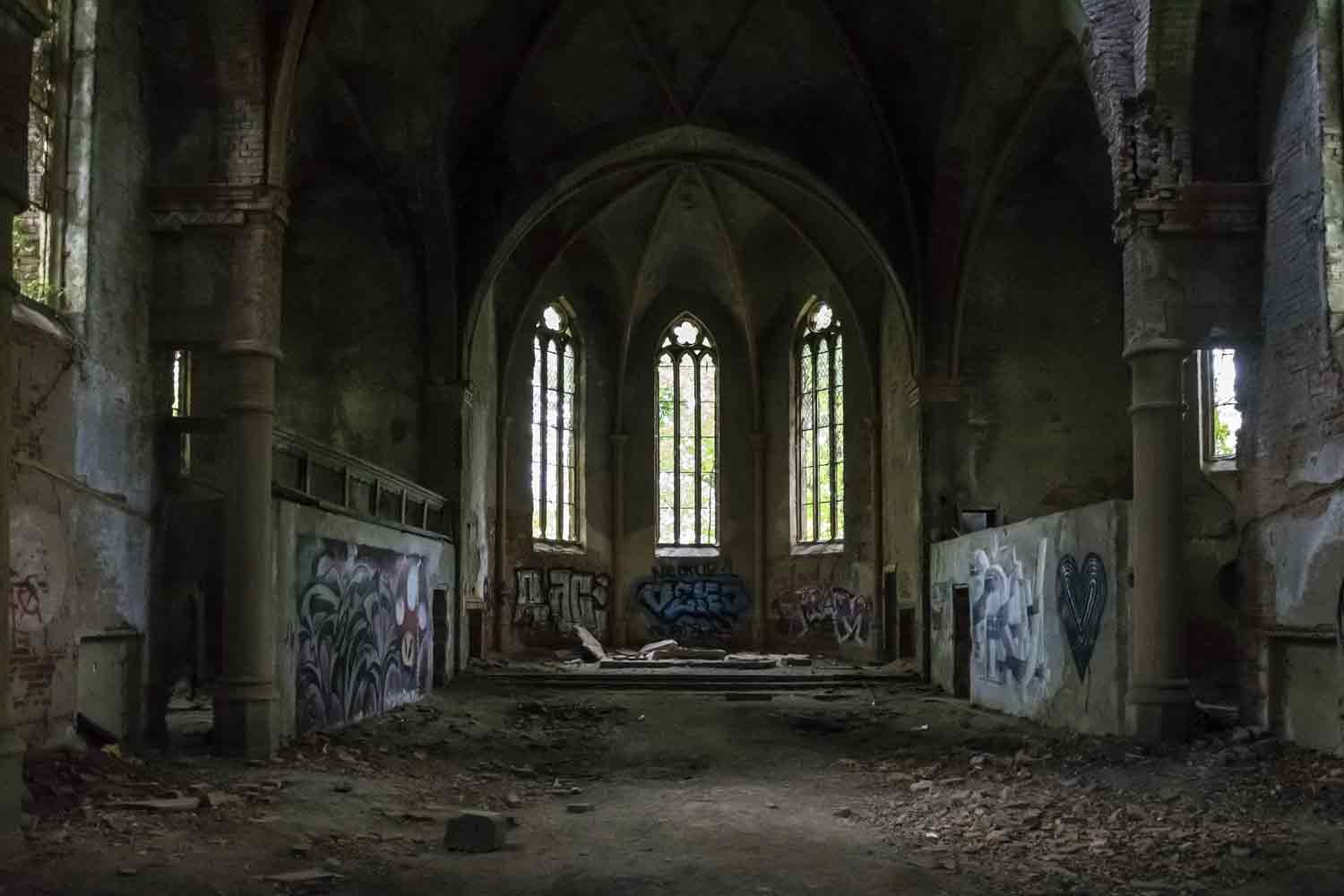Die 1991 geweihte Kirche war - im wahrsten Sinn des Wortes - auf Sand gebaut Chor der Nikolaikirche