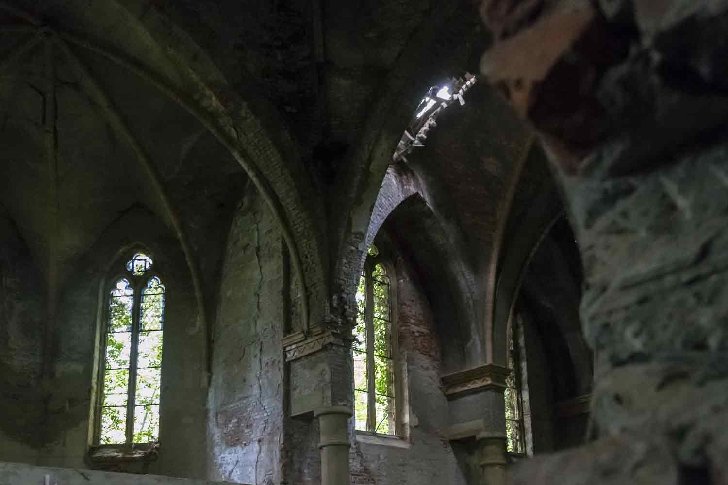 Wie in vielen anderen Fällen auch, zerstörte Blitzschlag den leerstehenden Bau Eingestürztes Gewölbe