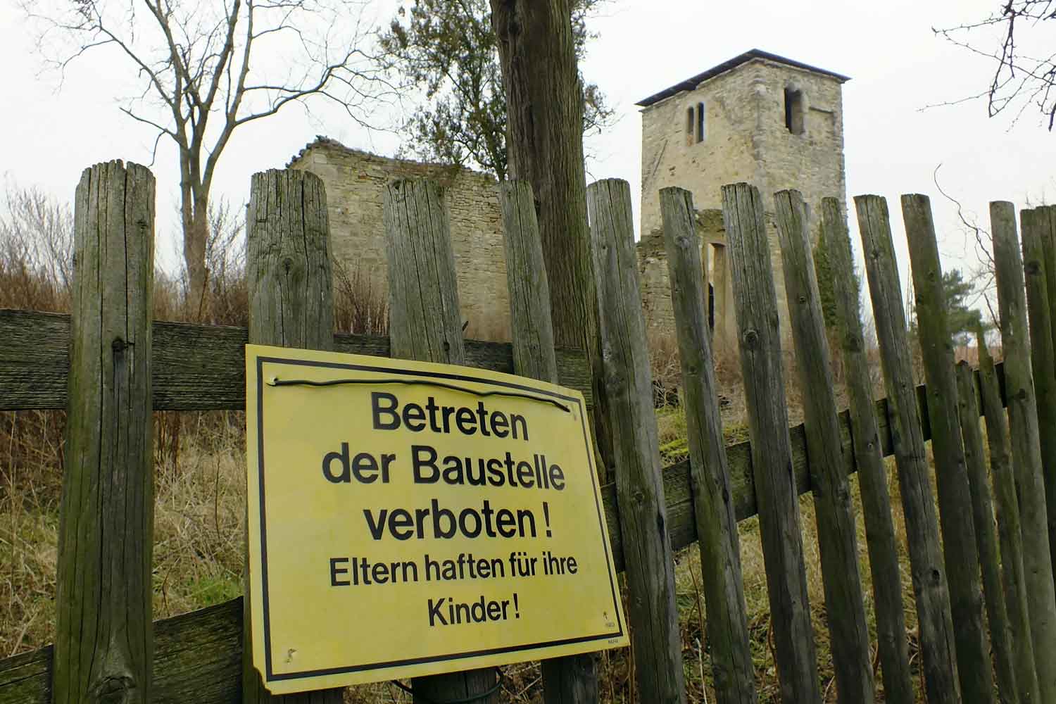 Das Kirchenareal vor den Freischnitt- und Sicherungsarbeiten Kirche als Baustelle