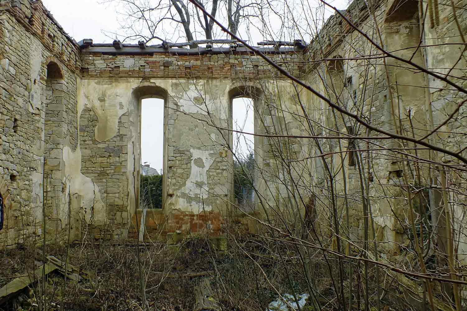 Das Kirchenschiff aus Bruchsteinen konnte der Natur erfolgreich trotzen Leeres Kirchenschiff