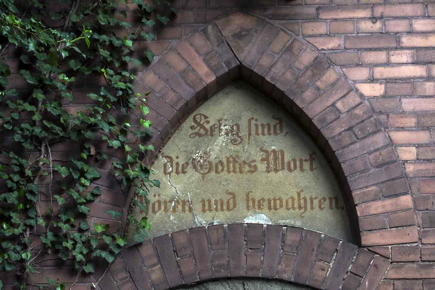 Ehemaliges Eingangsportal von St. Nikolai in Zeitz Spruch Kirchenportal