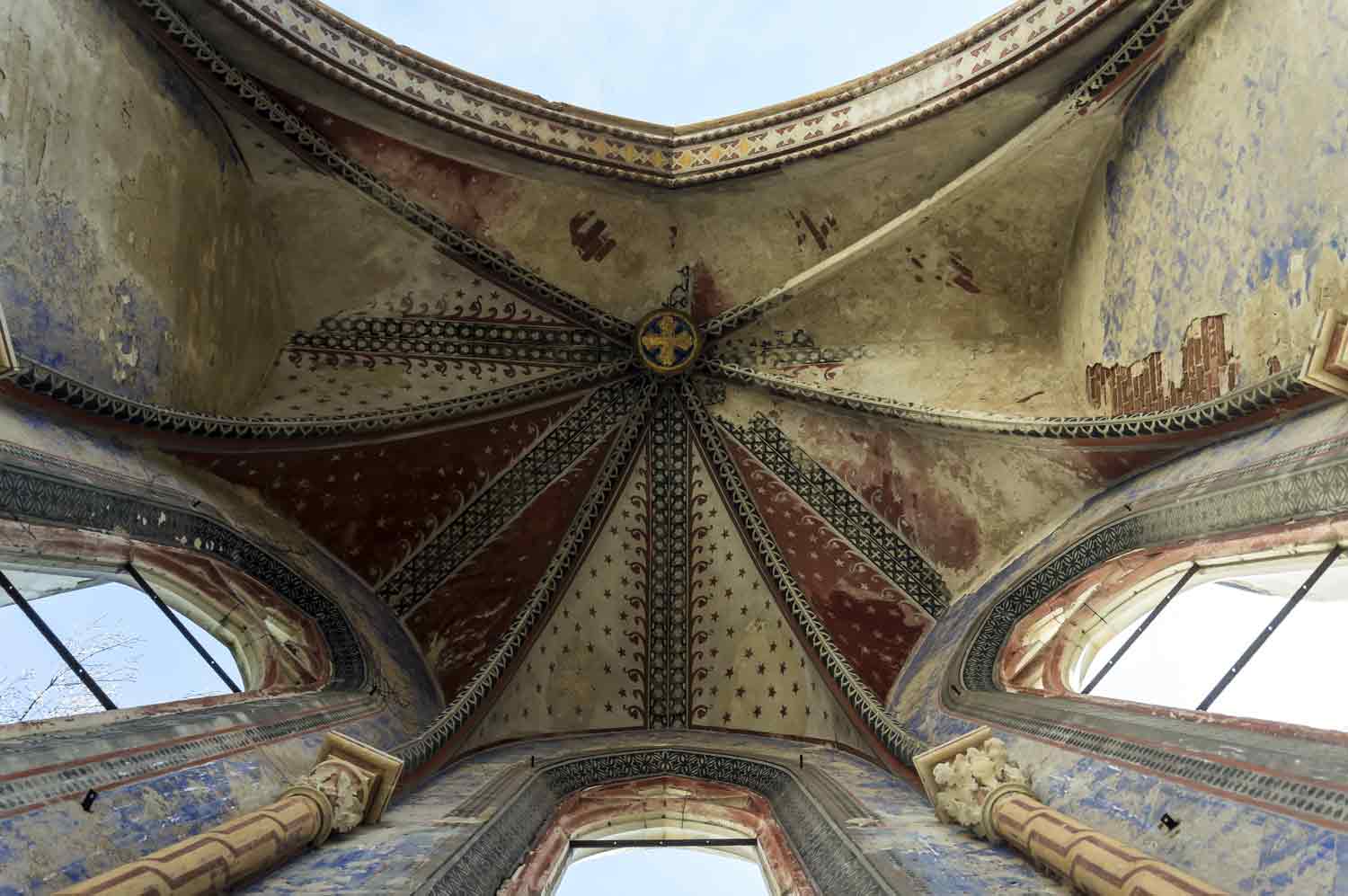 Die Kirchenruine Wachau gehört heute zu den Sehenswürdigkeiten des Leipziger Landes Rosettenfenster Kirche Wachau