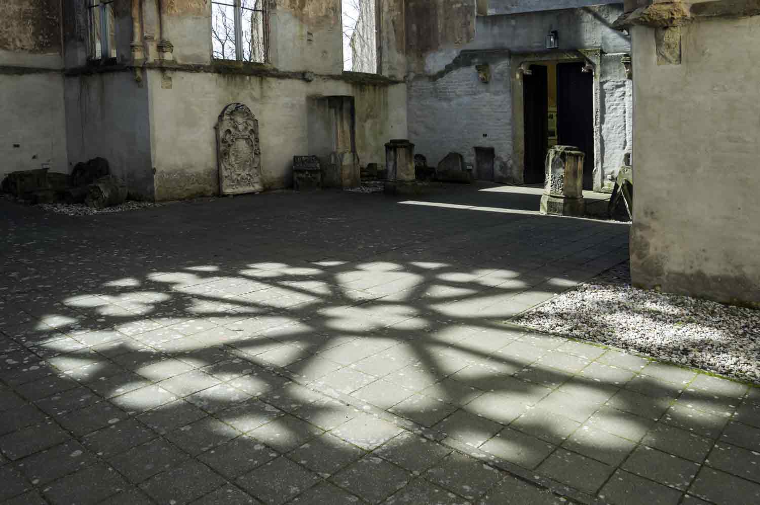 Die Wachauer Kirche war weithin sichtbare Landmarke des Umlands Neogotisches Fenster