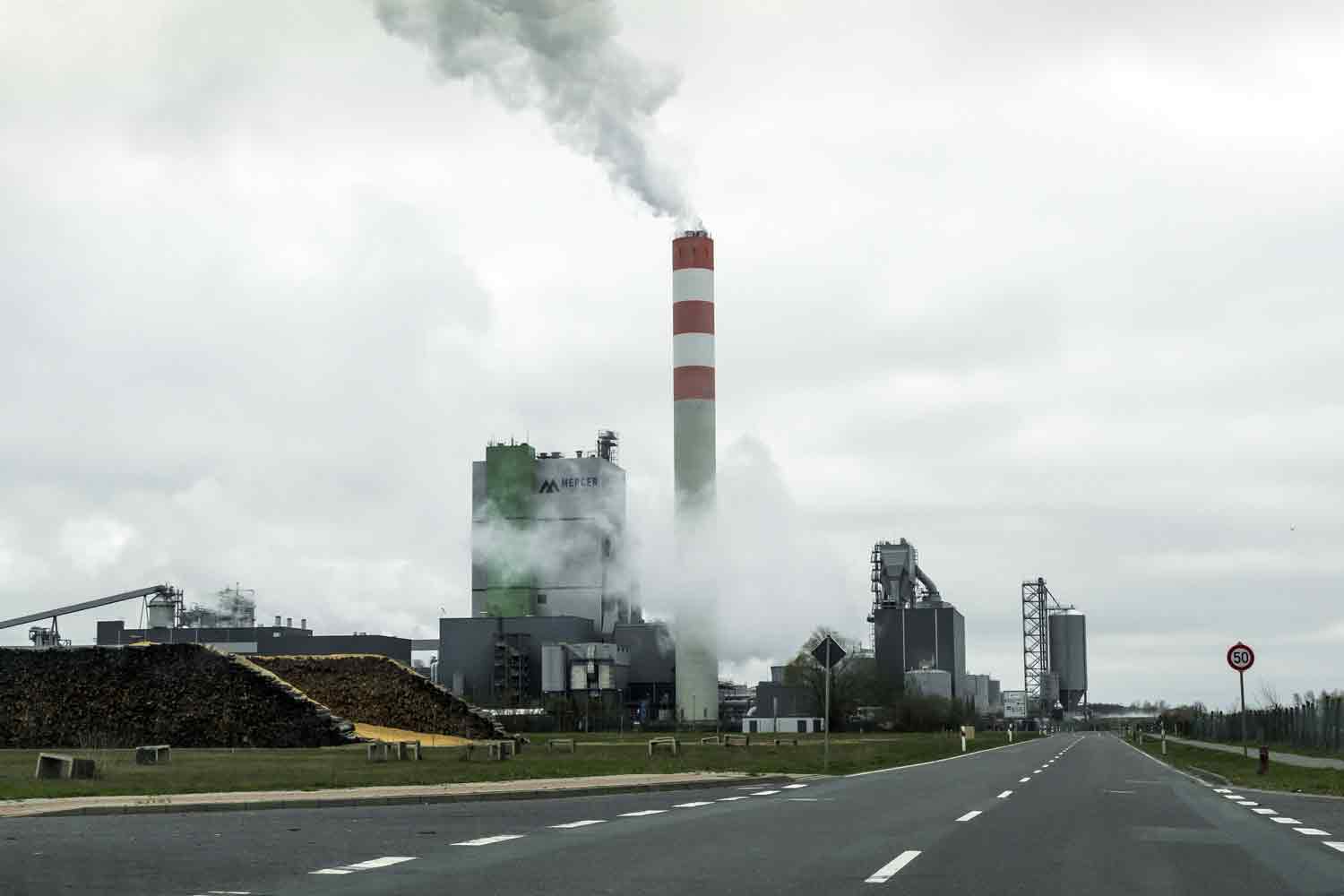 Energieerzeugung durch die Zellstofffabrik Fabrikanlage mit Schornstein
