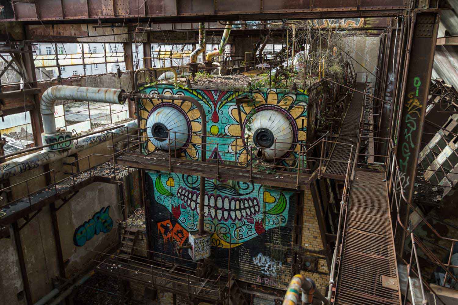Riesengraffiti in Industrieanlage