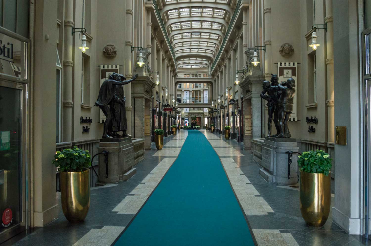 Menschenleere Mädlerpassage