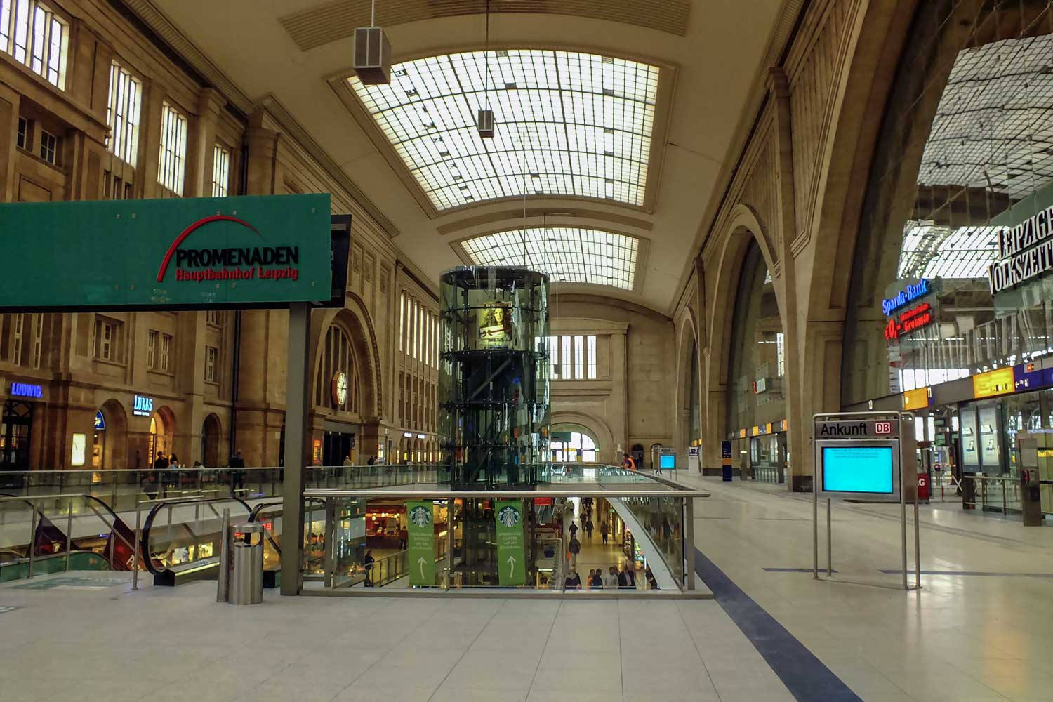 Die beeindruckende Halle des Querbahnsteigs Querbahnsteig Hauptbahnhof