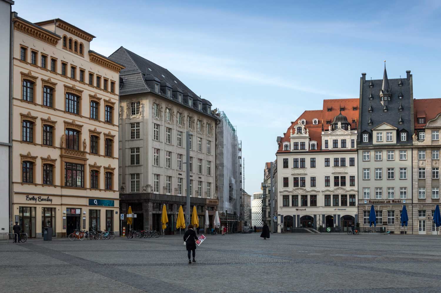 Person auf Marktplatz