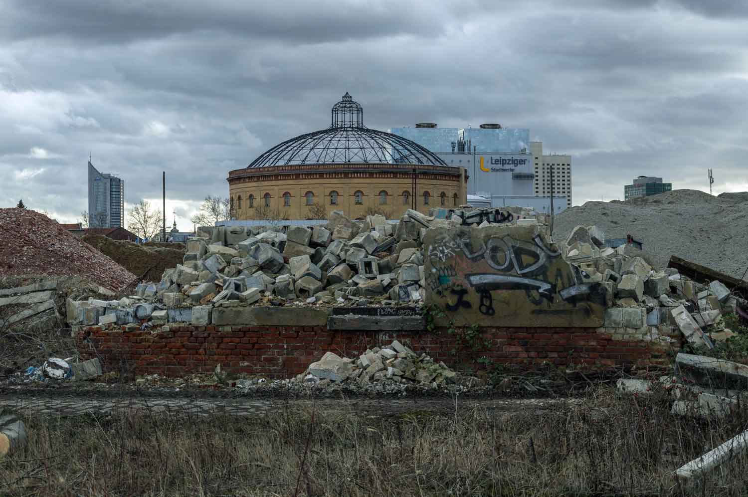 Gasometergebäude hinter Trümmerbergen